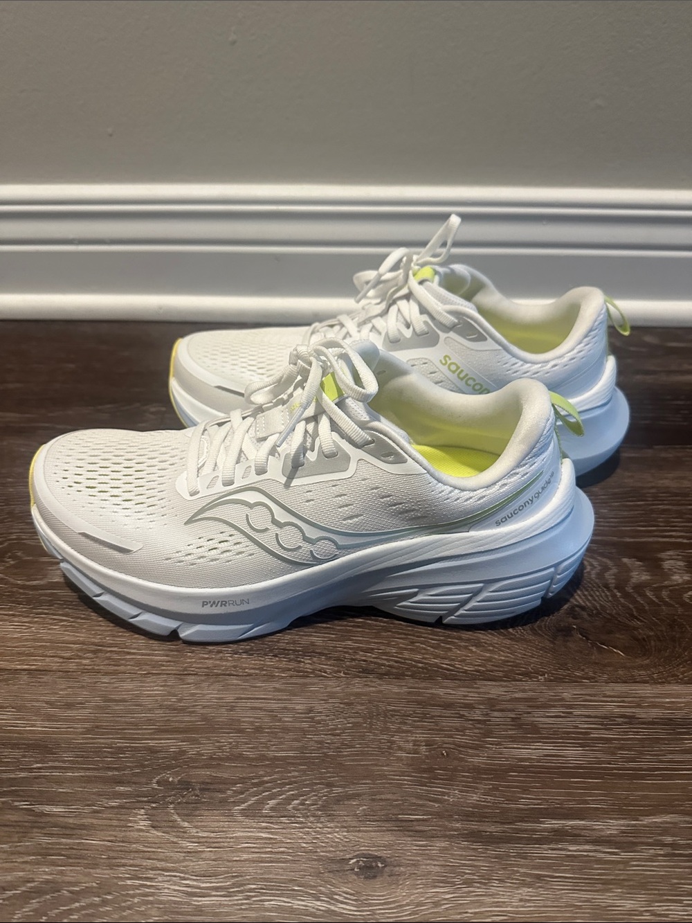 BARELY WORN Saucony Guide 18 Women’s White Running Shoes